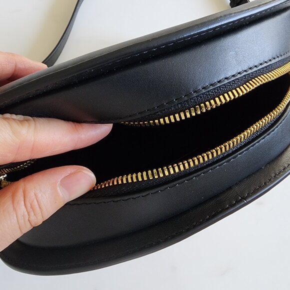 BNWT – Slightly Imperfect [A.P.C. Half Moon Embossed Bag] (#7) - Picture 11 of 13